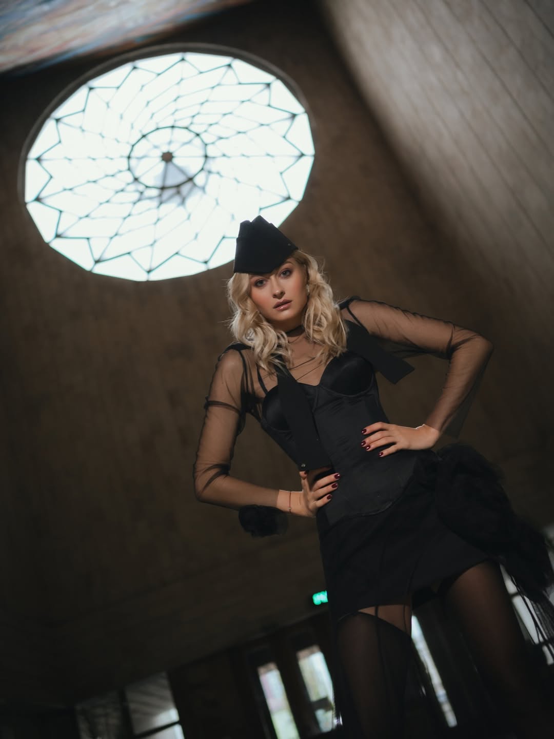 Корсет, вуаль і мілітарі: Цимбалару вразила новим total black образом